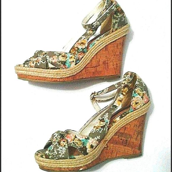 Material Girl Boho Retro Y2K Grayish Floral Beachy Platform Sandals - Picture 1 of 9